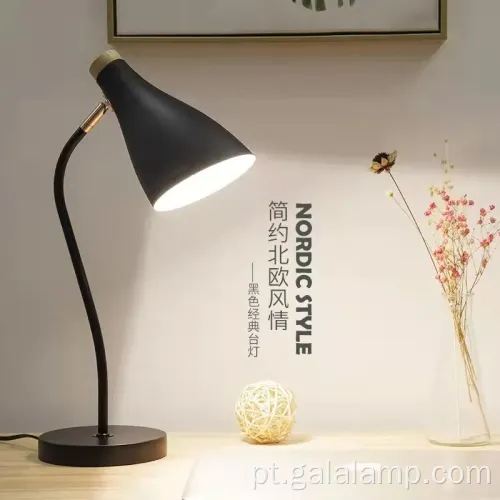 Lâmpada de mesa de LED ergonômica com tecnologia de cuidados com os olhos